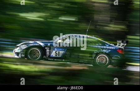 Nuerburg, Germania. 27 Maggio, 2017. La BMW M4 del Team Schirmer passa da "curva di ghiaccio' sul Nordschleife corso durante la 24 Ore del Nuerburgring gara di Nuerburg, Germania, 27 maggio 2017. Foto: Sila Stein/dpa/Alamy Live News Foto Stock