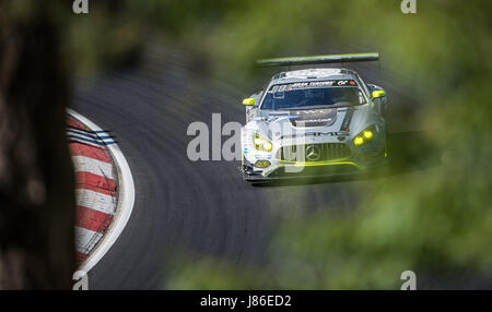 Nuerburg, Germania. 27 Maggio, 2017. La Mercedes-AMG GT3 del team Mercedes-AMG e HTP Motorsport passa dalla sezione "carosello" sulla Nordschleife corso durante la 24 Ore del Nuerburgring gara di Nuerburg, Germania, 27 maggio 2017. Foto: Sila Stein/dpa/Alamy Live News Foto Stock