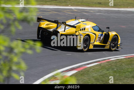 Nuerburg, Germania. 27 Maggio, 2017. Il giallo SCG 003 del Team Traum Motorsport Sa passa dalla sezione 'Bruennchen' sul Nordschleife corso durante la 24 Ore del Nuerburgring gara di Nuerburg, Germania, 27 maggio 2017. Foto: Sila Stein/dpa/Alamy Live News Foto Stock