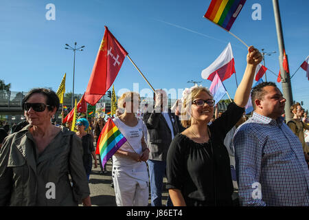 Gdansk, Polonia. 27 Maggio, 2017. Uguaglianza marzo i partecipanti sono visto il 27 maggio 2017 a Danzica, Polonia poche migliaia di persone hanno preso parte all'Uguaglianza Marzo per persone LGBT diritti. Dozzina di estrema destra, fascisti e diritto e giustizia (PIS) politicaian Anna Kolakowska sostenitori perturbato marzo urlando anti-gay di slogan. La polizia intervenied, almeno una persona è stata arrestata. Credito: Michal Fludra/Alamy Live News Foto Stock