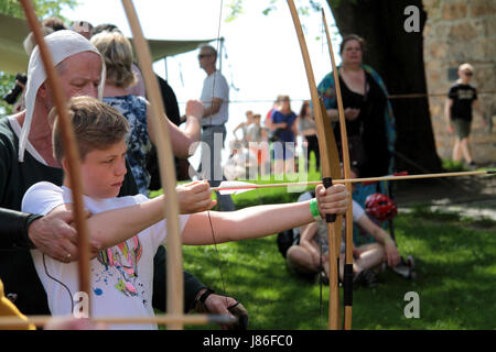 Oslo, Norvegia. 27 Maggio, 2017. Un ragazzo cerca longbow riprese durante la Oslo Festival medievale presso la Fortezza di Akershus a Oslo, capitale della Norvegia, il 27 maggio 2017. Credito: Liang Youchang/Xinhua/Alamy Live News Foto Stock