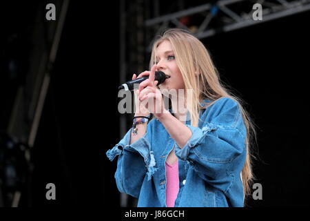 Hampshire, Regno Unito. 27 Maggio, 2017. Gente comune Giorno 1 - British cantante femminile Rebecca Claire 'Becky' Hill effettuando in corrispondenza di gente comune di Southampton, 27 maggio 2017, Hampshire, UK Credit: DFP/fotografica Alamy Live News Foto Stock