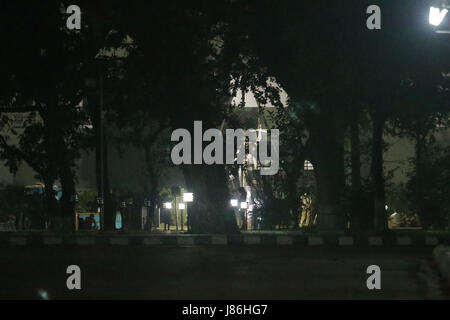 Dacca in Bangladesh. 28 Maggio, 2017. La signora giustizia statua, rimosso dall'edificio principale sede della Corte suprema, è stato reinstallato nella parte anteriore dell'edificio annesso della corte, Dhaka, Bangladesh, 28 maggio 2017. Credito: Suvra Kanti Das/ZUMA filo/Alamy Live News Foto Stock