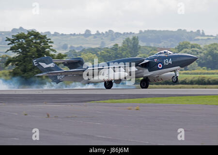 Yeovilton, UK. Immagine del file:-la Royal Navy voli storico Sea Vixen F A W Mk 2 XP 924 / G-CVIX. Il velivolo ha sofferto problemi idraulici sul ritorno da Duxford Air Show e reso a ruote fino in atterraggio a RNAS Yeovilton il 27 maggio 2017, il CDR pilota Simon Hargreaves è rimasto illeso. Credito: David Billinge/Alamy Live News Foto Stock