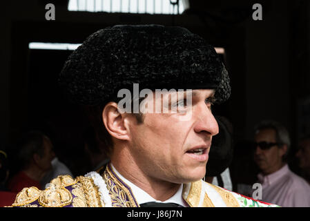 Caceres, Spagna. 27 Maggio, 2017. Torero spagnolo Julián López " El Juli' momenti prima della corrida celebrato come parte del San Fernando fiera presso il Bullring in Cáceres, Spagna Credito: Esteban Martinena Guerrero/Alamy Live News Foto Stock