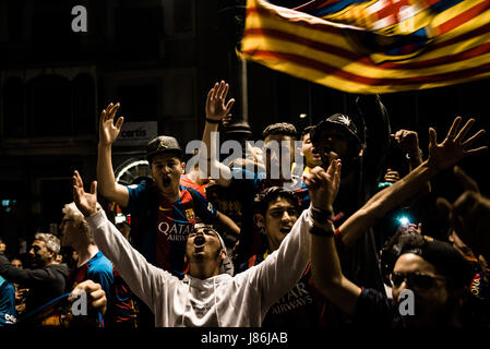 27 maggio 2017 - i fan del FC Barcelona chant slogan presso la fontana di Canaletes nelle Ramblas, il tradizionale spot per celebrare i loro trofei, come si celebra il 29 'Copa del Rey" titolo dopo aver battuto Alabes 3:1 in finale. Credito: Matthias Oesterle/ZUMA filo/Alamy Live News Foto Stock