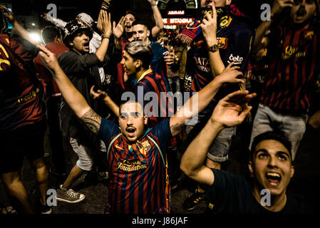 27 maggio 2017 - i fan del FC Barcelona chant slogan presso la fontana di Canaletes nelle Ramblas, il tradizionale spot per celebrare i loro trofei, come si celebra il 29 'Copa del Rey" titolo dopo aver battuto Alabes 3:1 in finale. Credito: Matthias Oesterle/ZUMA filo/Alamy Live News Foto Stock