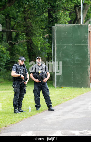 Southampton, Hampshire, Regno Unito. 27 maggio 2017. Polizia armata presenza all'entrata del festival. Gente comune Music Festival torna nel 2017 a Southampton comune dove il team Bestival, insieme con il curatore, Rob Da Bank, hanno messo insieme una fantastica gamma di atti. Protezione di eventi rimane serrato dopo il recente attacco terroristico in Manchester risultante nel Regno Unito il terrore del livello della minaccia di essere sottoposto a escalation da 'Severe' a 'critici'. Nonostante queste preoccupazioni, i frequentatori del festival non sono stati messi fuori e sono determinato a godere della festa, musica dal vivo e sole. Credito: Sarà Bailey/Alamy Live News Foto Stock