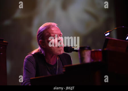 27 maggio 2017 - file foto: GREGORY LENOIR " GREGG ALLMAN" (nato il 8 dicembre 1947Ê- morì il 27 maggio 2017) era un musicista americano, cantante e cantautore. Egli è meglio conosciuto per l'esecuzione nella Allman Brothers Band. A seguito di una serie di problemi di salute, Allman muore nella sua casa di Savannah, Georgia, il 27 maggio 2017, a causa di complicazioni del cancro del fegato. Egli era di 69 anni. Nella foto: 12 Aprile 2016 - Virginia Beach - Gregg Allman, vincitore di Grammy e la legenda di eseguire a Sandler Center. Credito: Jeff Moore/ZUMA filo/Alamy Live News Foto Stock