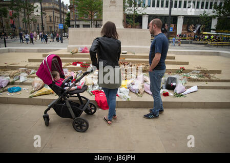 Manchester, Regno Unito. 27 Maggio, 2017. Vista persone omaggi floreali per le vittime dell'Arena di Manchester bombardamenti, in Piazza San Pietro a Manchester, Regno Unito su Sabato, Maggio 27th, 2017. Greater Manchester di polizia sono il trattamento di esplosione dopo l'Ariana grande concerto, che ha avuto luogo il 05/22/2017 a Manchester Arena, come un attentato terroristico. Credito: Jonathan Nicholson/Alamy Live News Foto Stock