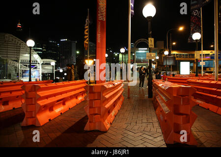 Sydney, Australia. 27 Maggio, 2017. Vivid Sydney corre dal 26 maggio al 17 giugno. Nella foto: barriere per impedire un attacco terroristico da un veicolo all'inizio della Pyrmont Bridge. Credito: Richard Milnes/Alamy Live News Foto Stock