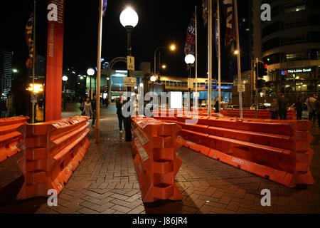 Sydney, Australia. 27 Maggio, 2017. Vivid Sydney corre dal 26 maggio al 17 giugno. Nella foto: barriere per impedire un attacco terroristico da un veicolo all'inizio della Pyrmont Bridge. Credito: Richard Milnes/Alamy Live News Foto Stock