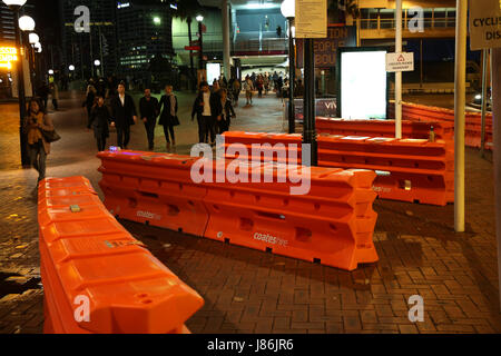 Sydney, Australia. 27 Maggio, 2017. Vivid Sydney corre dal 26 maggio al 17 giugno. Nella foto: barriere per impedire un attacco terroristico da un veicolo all'inizio della Pyrmont Bridge. Credito: Richard Milnes/Alamy Live News Foto Stock