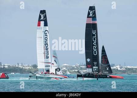 Bermuda. 27 Maggio, 2017. Groupama Team Francia corrisponda fino contro il team Oracle USA nella prima gara della 35a Coppa America serie challenger. Bermuda. 27/5/2017 Credit: Chris Cameron/Alamy Live News Foto Stock