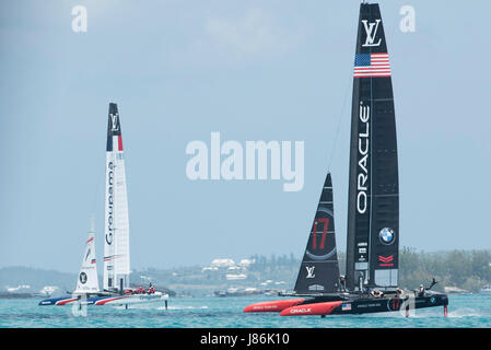 Bermuda. 27 Maggio, 2017. Groupama Team Francia corrisponda fino contro il team Oracle USA nella prima gara della 35a Coppa America serie challenger. Bermuda. 27/5/2017 Credit: Chris Cameron/Alamy Live News Foto Stock