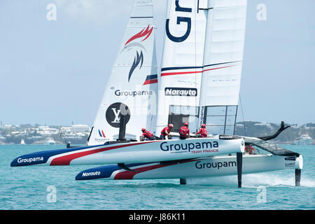 Bermuda. 27 Maggio, 2017. Groupama Team Francia corrisponda fino contro il team Oracle USA nella prima gara della 35a Coppa America serie challenger. Bermuda. 27/5/2017 Credit: Chris Cameron/Alamy Live News Foto Stock