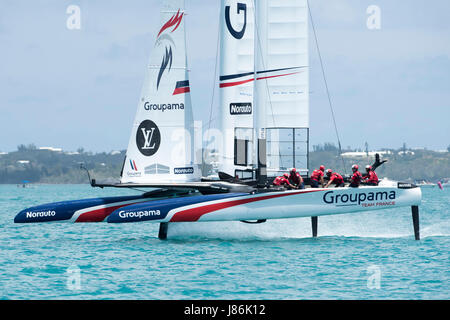 Bermuda. 27 Maggio, 2017. Groupama Team Francia corrisponda fino contro il team Oracle USA nella prima gara della 35a Coppa America serie challenger. Bermuda. 27/5/2017 Credit: Chris Cameron/Alamy Live News Foto Stock