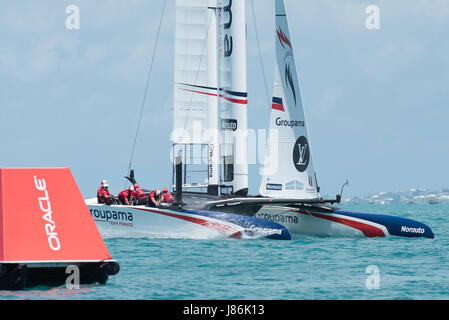 Bermuda. 27 Maggio, 2017. Groupama Team Francia corrisponda fino contro il team Oracle USA nella prima gara della 35a Coppa America serie challenger. Bermuda. 27/5/2017 Credit: Chris Cameron/Alamy Live News Foto Stock