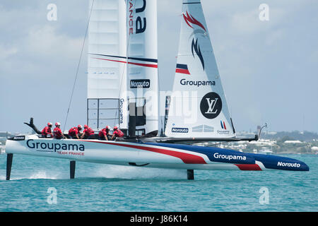 Bermuda. 27 Maggio, 2017. Groupama Team Francia corrisponda fino contro il team Oracle USA nella prima gara della 35a Coppa America serie challenger. Bermuda. 27/5/2017 Credit: Chris Cameron/Alamy Live News Foto Stock