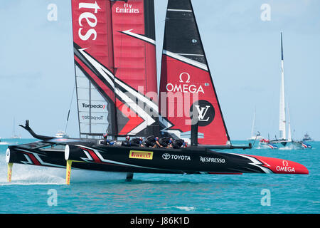 Bermuda. 27 Maggio, 2017. Emirates Team New Zealand corrisponde fino contro Groupama Team Francia per gara tre al giorno uno della 35a Coppa America serie challenger. Bermuda. 27/5/2017 Credit: Chris Cameron/Alamy Live News Foto Stock