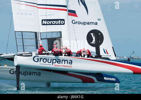 Bermuda. 27 Maggio, 2017. Groupama Team Francia corrisponda fino contro Emirates Team New Zealand per gara tre al giorno uno della 35a Coppa America serie challenger. Bermuda. 27/5/2017 Credit: Chris Cameron/Alamy Live News Foto Stock