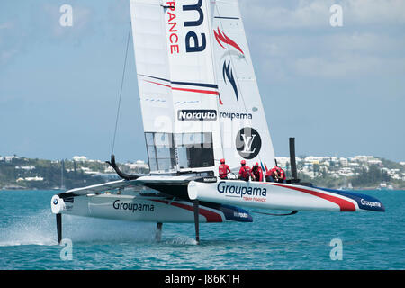 Bermuda. 27 Maggio, 2017. Groupama Team Francia corrisponda fino contro Emirates Team New Zealand per gara tre al giorno uno della 35a Coppa America serie challenger. Bermuda. 27/5/2017 Credit: Chris Cameron/Alamy Live News Foto Stock