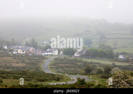 Flintshire, Wales, Regno Unito. 28 Maggio, 2017. Regno Unito Meteo, raffreddare e nebbioso per iniziare la giornata e la settimana di anticipo con docce prevede nuovamente più tardi di oggi. Un grigio nebbia mattina in Flintshire vicino al villaggio di Rhes-y-CAE, Flintshire, Galles Credito: DGDImages/Alamy Live News Foto Stock