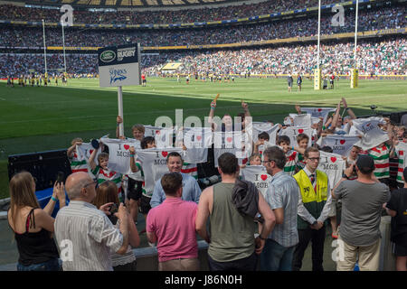 Twickenham, Regno Unito. 27 Maggio, 2017. Io amo Manchester t-shirts detenute aloft da un ragazzo del club di rugby a Twickenham Credito: a Vista/fotografica Alamy Live News Foto Stock