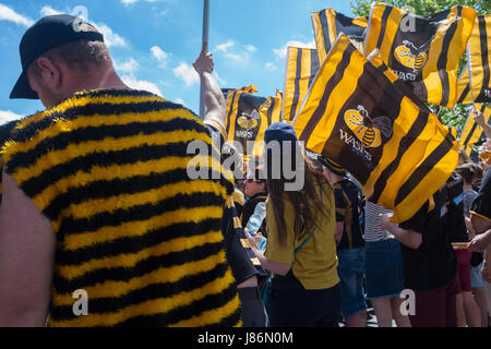 Twickenham, Regno Unito. 27 Maggio, 2017. Vespe tifosi fuori dallo stadio prima di kick off della loro corrispondenza contro Exeter Chiefs Credito: a Vista/fotografica Alamy Live News Foto Stock