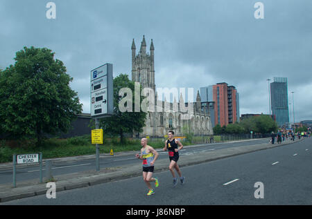 Manchester, Regno Unito. 28 Maggio, 2017. Piombo 2 corridori nella mezza maratona evento nel Grande Manchester correre a Chester Road Manchester. A 9 miglio mark . Nella parte posteriore il St Georges chiesa e a destra il Beetham Tower. Credito Foto: GARY ROBERTS/Alamy Live News Foto Stock