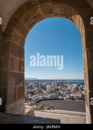 Almeria, Spagna - 20 Maggio: Medievale fortezza moresca Alcazaba in Almeria, punta orientale è il baluardo della uscente, Almohade arco della South Tower, oltre Foto Stock