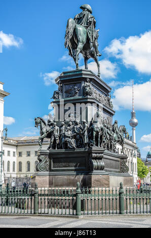 La statua equestre di Federico il Grande è un esterno di una scultura in bronzo fuso all'estremità est del viale Unter den Linden in Berlin. Foto Stock
