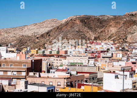 Almeria, Spagna - 20 Maggio: vista dalla fortezza di stile moresco case e edifici lungo il porto di Almeria, Andalusia, Spagna Foto Stock