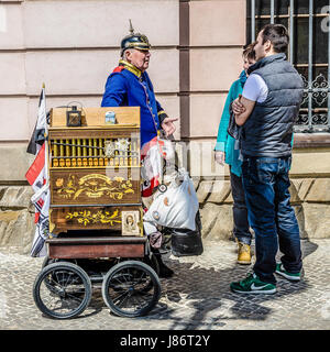 Che cosa un nostalgico incontro con una Berlin musicista di strada in Prussia uniforme militare di fronte al Museo Storico Tedesco. Foto Stock