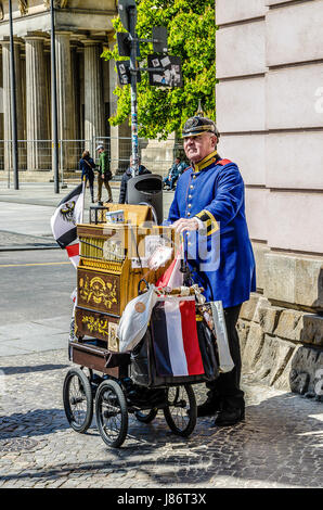 Che cosa un nostalgico incontro con una Berlin musicista di strada in Prussia uniforme militare di fronte al Museo Storico Tedesco. Foto Stock