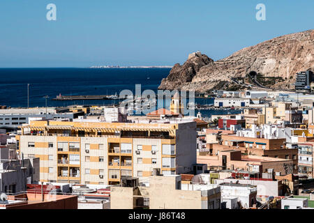 Almeria, Spagna - 20 Maggio: vista dalla fortezza di stile moresco case e edifici lungo il porto di Almeria, Andalusia, Spagna Foto Stock