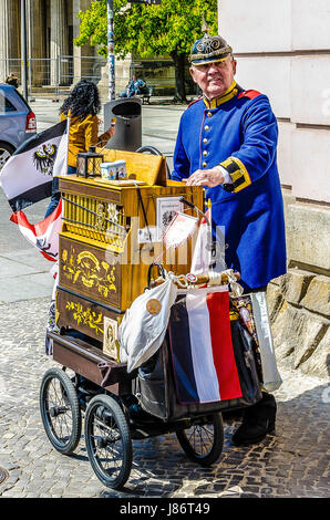 Che cosa un nostalgico incontro con una Berlin musicista di strada in Prussia uniforme militare di fronte al Museo Storico Tedesco. Foto Stock