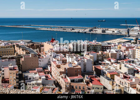 Almeria, Spagna - 20 Maggio: vista dalla fortezza di stile moresco case e edifici lungo il porto di Almeria, Andalusia, Spagna Foto Stock