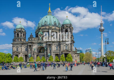 La Cattedrale di Berlino è la più grande chiesa della città, e serve come un centro vitale per la chiesa protestante di Germania. Foto Stock