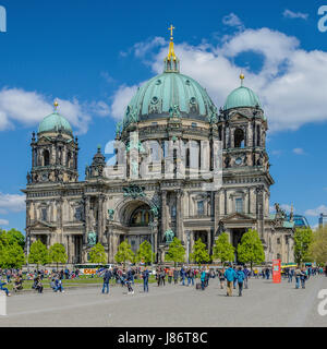 La Cattedrale di Berlino è la più grande chiesa della città, e serve come un centro vitale per la chiesa protestante di Germania. Foto Stock