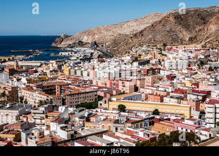 Almeria, Spagna - 20 Maggio: vista dalla fortezza di stile moresco case e edifici lungo il porto di Almeria, Andalusia, Spagna Foto Stock