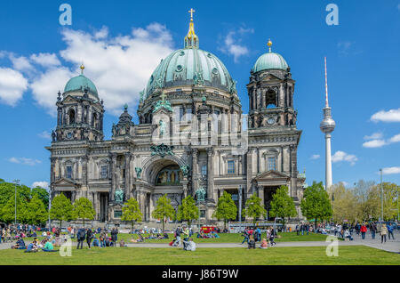 La Cattedrale di Berlino è la più grande chiesa della città, e serve come un centro vitale per la chiesa protestante di Germania. Foto Stock