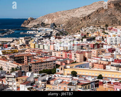 Almeria, Spagna - 20 Maggio: vista dalla fortezza di stile moresco case e edifici lungo il porto di Almeria, Andalusia, Spagna Foto Stock