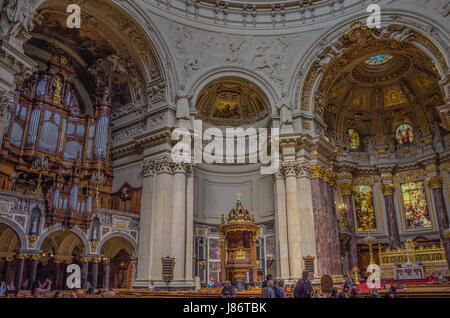 La Cattedrale di Berlino è la più grande chiesa della città, e serve come un centro vitale per la chiesa protestante di Germania. Foto Stock