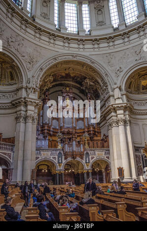 La Cattedrale di Berlino è la più grande chiesa della città, e serve come un centro vitale per la chiesa protestante di Germania. Foto Stock