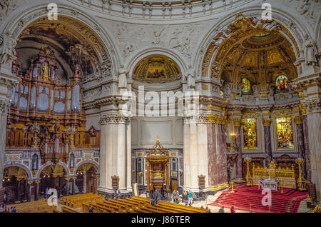 La Cattedrale di Berlino è la più grande chiesa della città, e serve come un centro vitale per la chiesa protestante di Germania. Foto Stock