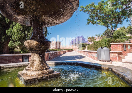 Almeria, Spagna - 20 Maggio: Medievale fortezza moresca Alcazaba in Almeria, accesso alla Alcazaba con giardini e alberi di diverse specie, fontana Foto Stock