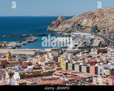 Almeria, Spagna - 20 Maggio: vista dalla fortezza di stile moresco case e edifici lungo il porto di Almeria, Andalusia, Spagna Foto Stock