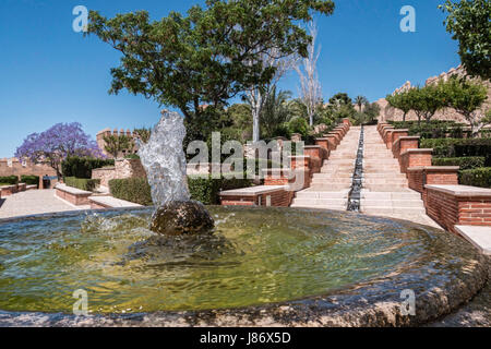 Almeria, Spagna - 20 Maggio: Medievale fortezza moresca Alcazaba in Almeria, accesso alla Alcazaba con giardini e alberi di diverse specie, Almeria Foto Stock