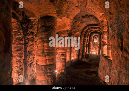 Usando T luci per illuminare le camere sotterranee di Caynton Grotte, vicino a Shifnal, Shropshire, Inghilterra, Regno Unito. Foto Stock